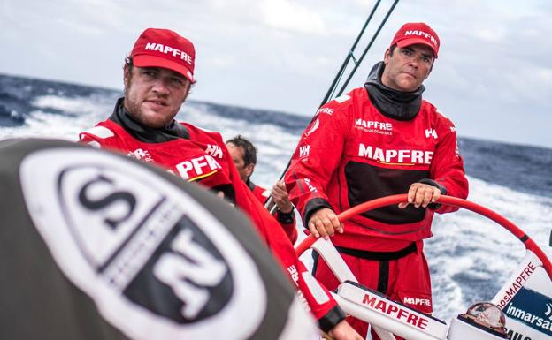 Los dos cántabros que están a bordo del 'Mapfre', Neñi Cuervas Mons (izquierda) y Pablo Arrarte.