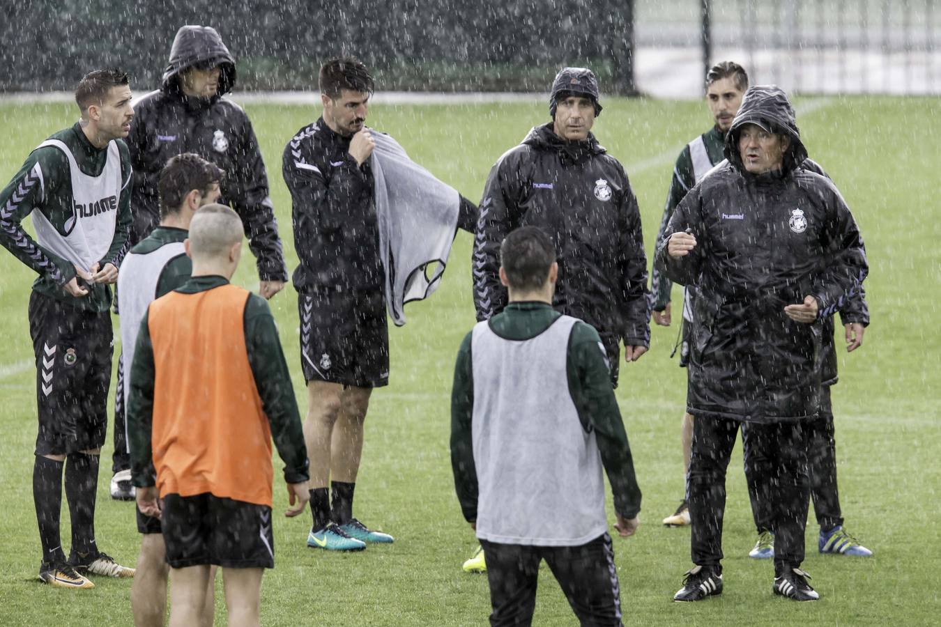 Entrenamiento del Racing bajo la lluvia