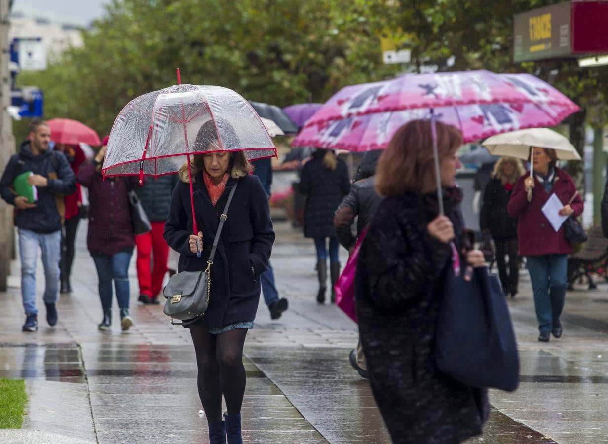 Llueve sin parar en Santander y los paraguas toman las calles