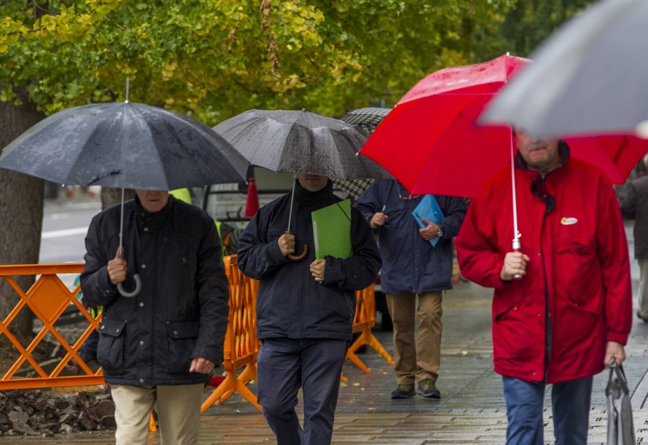 Llueve sin parar en Santander y los paraguas toman las calles