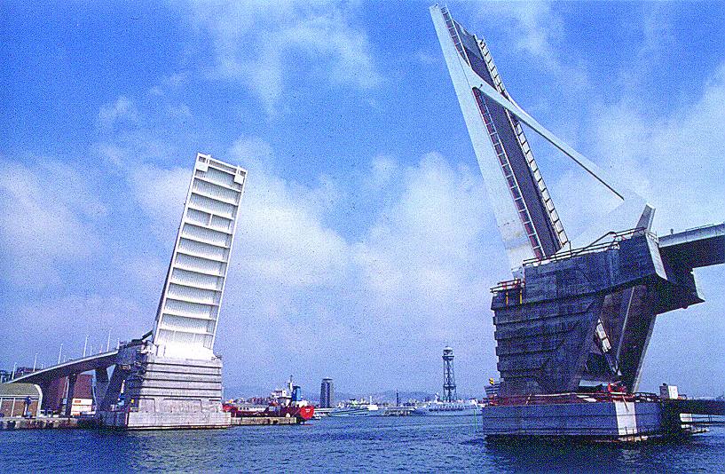 Puente 'Puerta de Europa', diseñado por el ingeniero Juan José Arenas para el puerto de Barcelona.