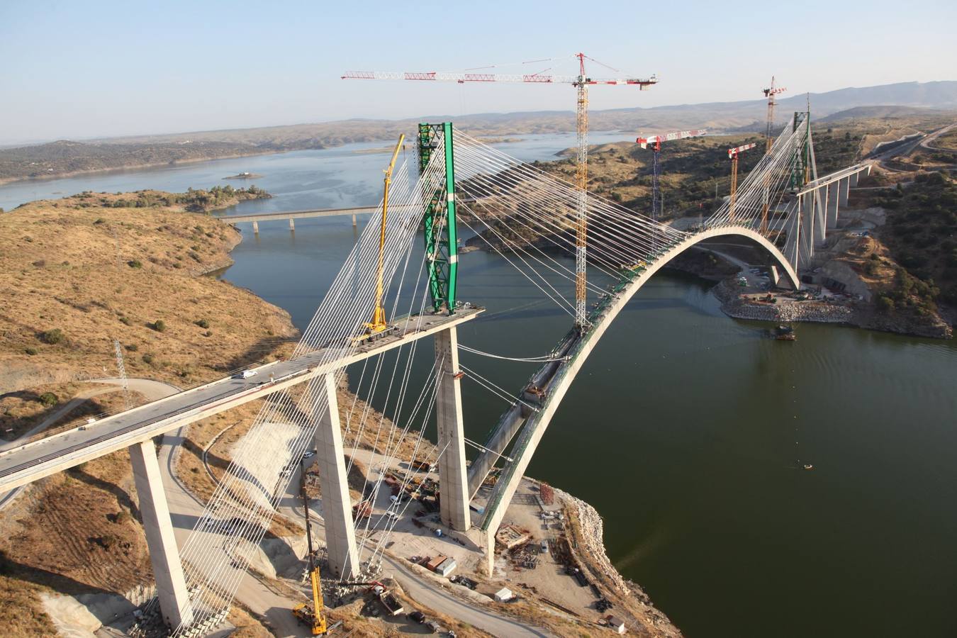 Obras de construcción del puente sobre el río Almonte (Cáceres), proyecto del ingeniero Juan José Arenas.