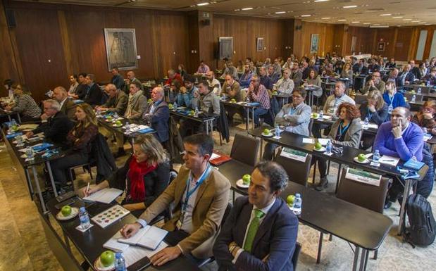 El foro contó con una nutrida presencia de profesionales y empresarios del sector agroalimentario de Cantabria 