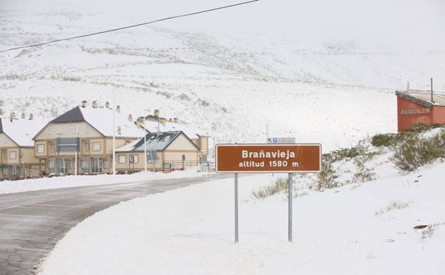 Alto Campoo acumula ya 30 centímetros de espesor tras la intensa nevada de anoche