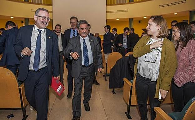 El rector de la UC, Ángel Pazos, y el presidente de Cantabria, Miguel Ángel Revilla, accediendo ayer al Congreso. 