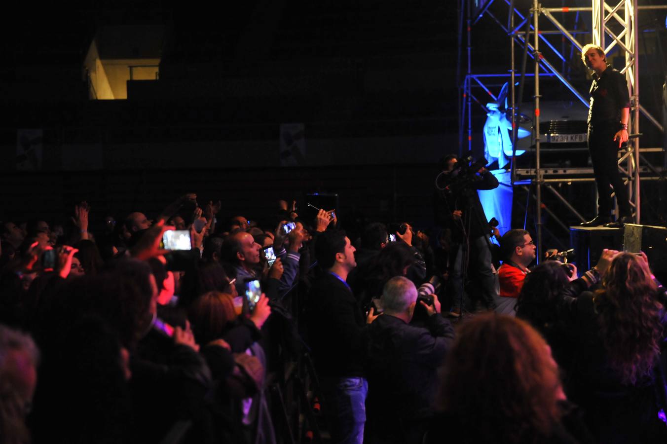 Unas 2.000 personas arroparon anoche a Ramoncín en el primer concierto del Movember Food & Rock