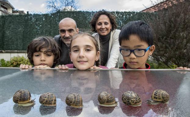 Álvaro y Silvia, con sus hijos Rodrigo, Cayetana y Hernán, miran los caracoles en fila, con Crash en sentido opuesto al de sus compañeros.