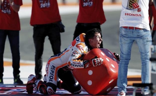 Marc Márquez festeja su cuarto título de MotoGP. 