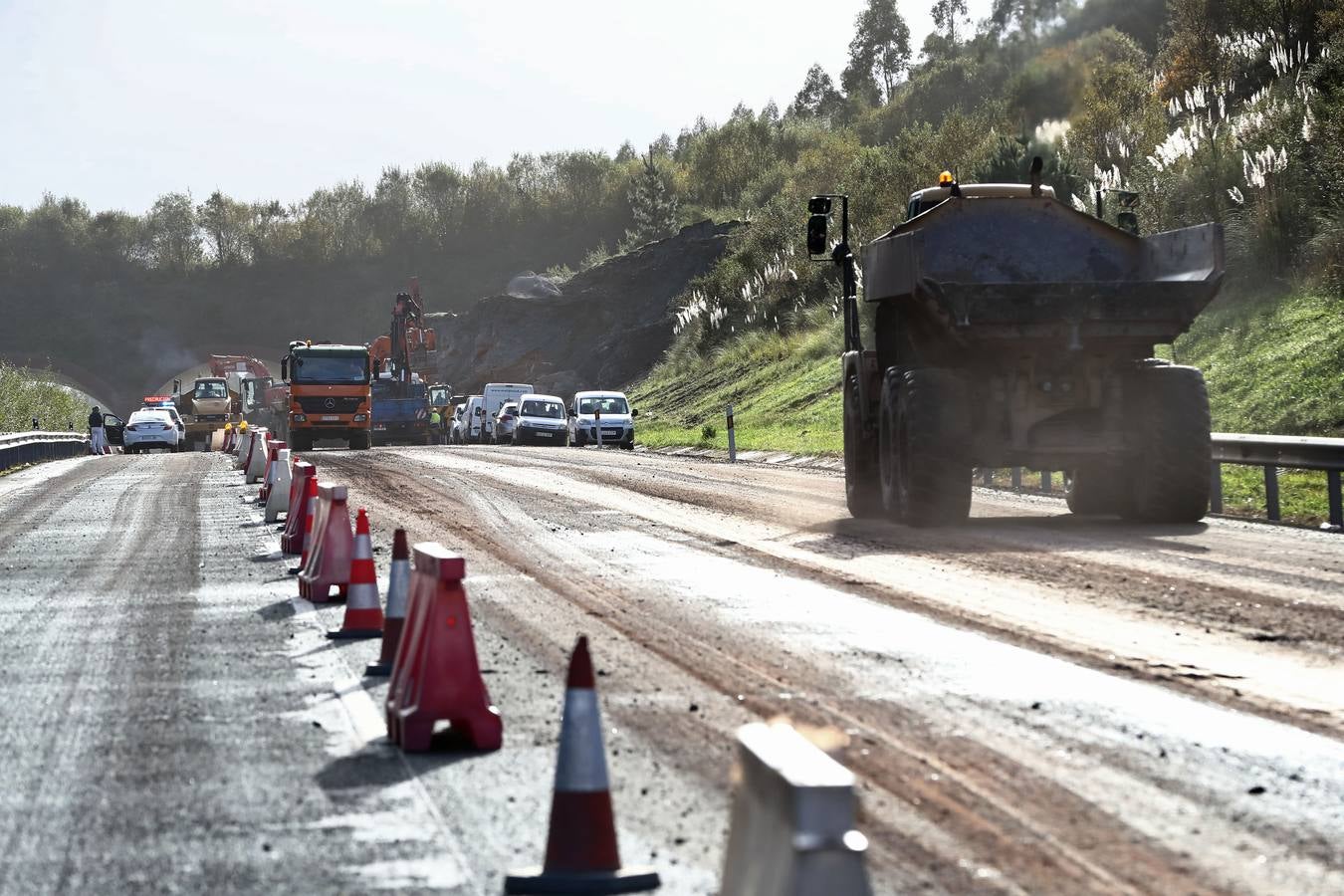 Las máquinas y el personal trabajan para despejar los dos carriles cortados por un argayo a la altura de Caviedes