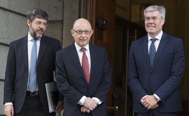 Cristóbal Montoro (c), acompañado por Alberto Nadal Belda, secretario de Estado de Presupuestos y Gastos, y José Enrique Fernández de Moya, Secretario de Estado de Hacienda.