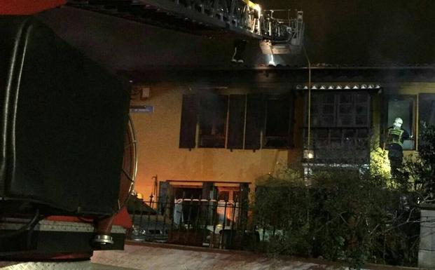 Imagen principal - Intoxicada por humo la dueña de una casa de Peñacastillo tras un incendio que quemó tres habitaciones