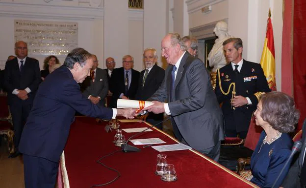 El Rey Don Juan Carlos entrega al presidente del Teatro Real, Gregorio Marañón, la Medalla de Honor.
