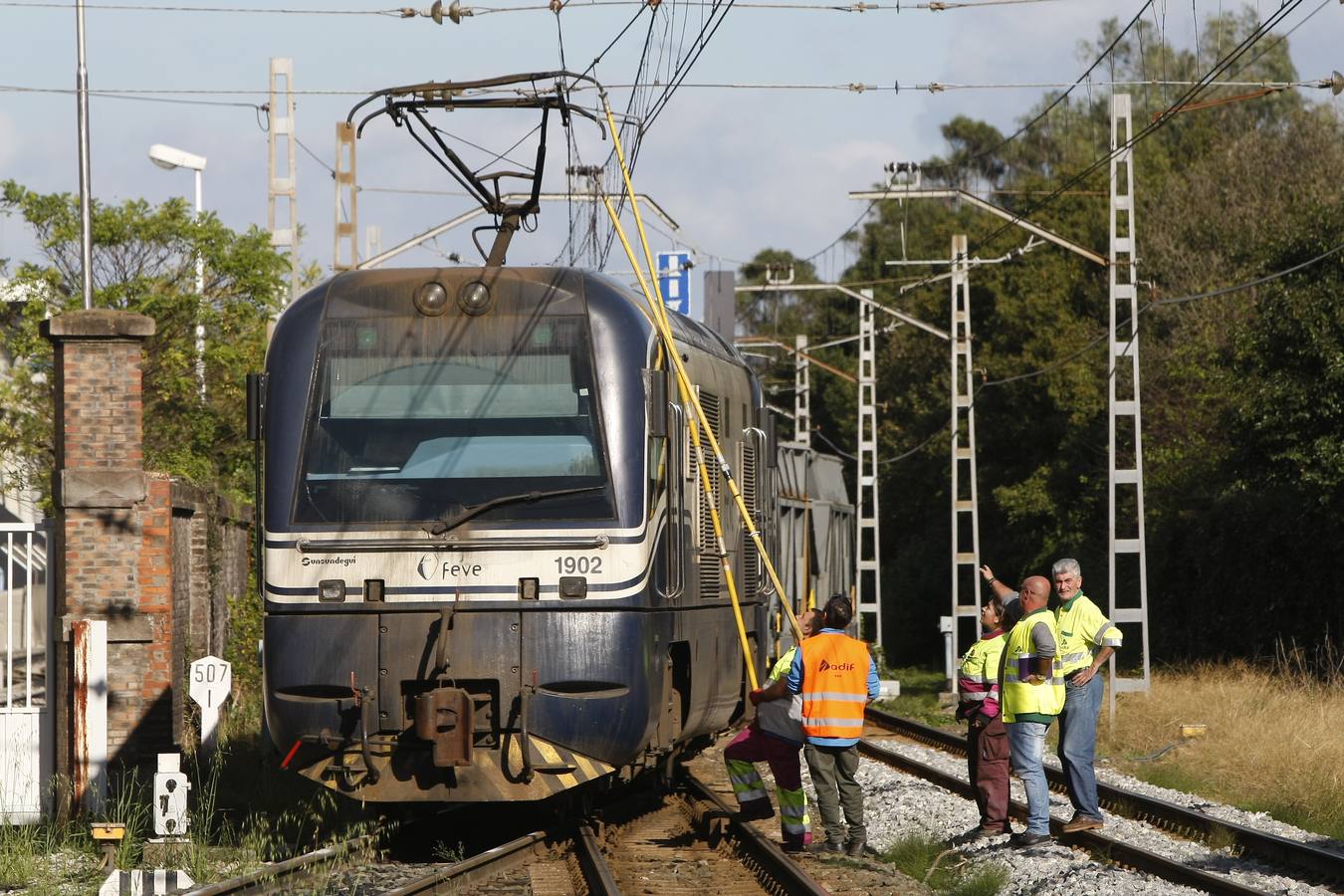 Un tren de mercancías de Feve ha quedado hoy detenido en Barreda al quedarse "enganchado" a la catenaria