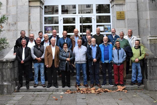 Los antiguos compañeros, junto a dos profesores, se hicieron una foto de familia en las escaleras de acceso al instituto Marqués de Manzanedo.