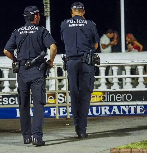 Dos policías locales de Santander, patrullando.