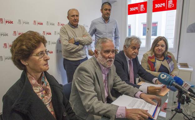 El exconsejero de Educación, Ramón Ruiz, arropado por su candidatura del PSOE para el Ayuntamiento de Santander. 