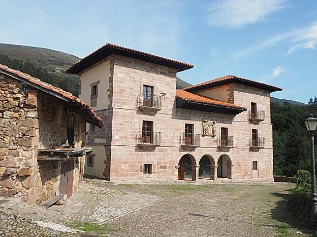 Fachada principal de la Venta de Carmona tras su rehabilitación.