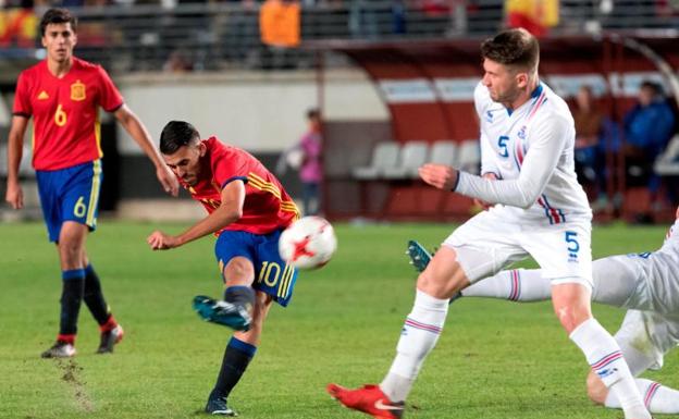 Ceballos dispara a puerta. 