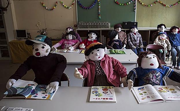 Los falsos niños, atentos en la escuela.