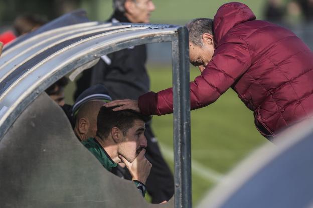 Álex García, con gesto preocupado tras el golpe recibido durante el entrenamiento. 