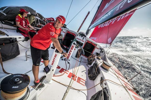 Pablo Arrarte trabaja con una de las velas a bordo del 'Mapfre'.