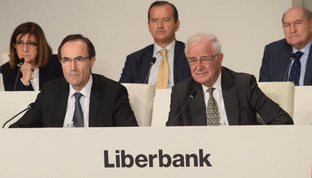 Manuel Menéndez (izquierda) y Pedro Rivero, en una junta de accionistas de Liberbank. :