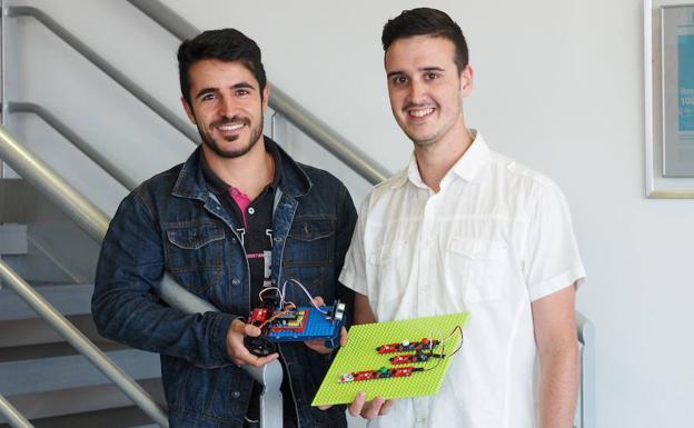 Los ingenieros Sergio Pesquea y Jaled Moustafá fueron los ganadores del premio 'Yuzz Cantabria 2017' con el producto Edimot.