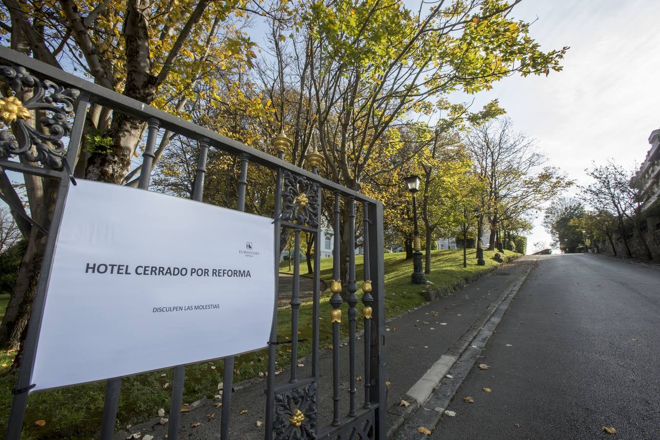 El objetivo de la intervención prevista es el rejuvenecimiento y puesta al día de las instalaciones del hotel, con especial énfasis en la actualización y mejora del confort de las habitaciones. Se invertirán 4 millones de euros y se reabrirá en primavera