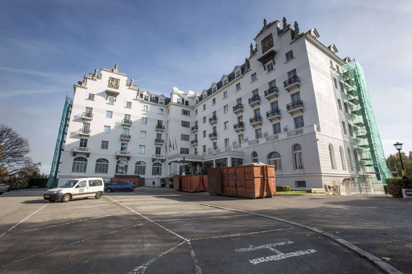 El objetivo de la intervención prevista es el rejuvenecimiento y puesta al día de las instalaciones del hotel, con especial énfasis en la actualización y mejora del confort de las habitaciones. Se invertirán 4 millones de euros y se reabrirá en primavera