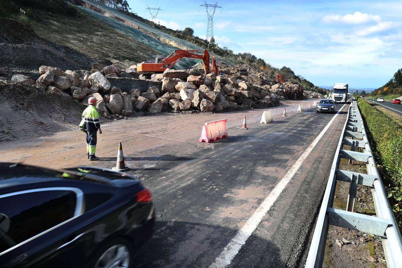 Tras casi una semana cerrada al tráfico por la caída de un argayo de 80.000 toneladas, la A8 ha podido abrirse al tráfico. 