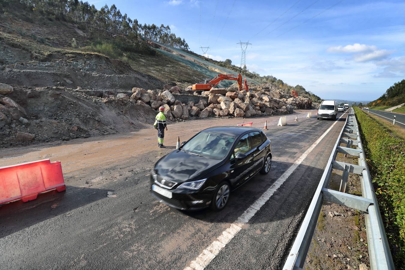 Tras casi una semana cerrada al tráfico por la caída de un argayo de 80.000 toneladas, la A8 ha podido abrirse al tráfico. 