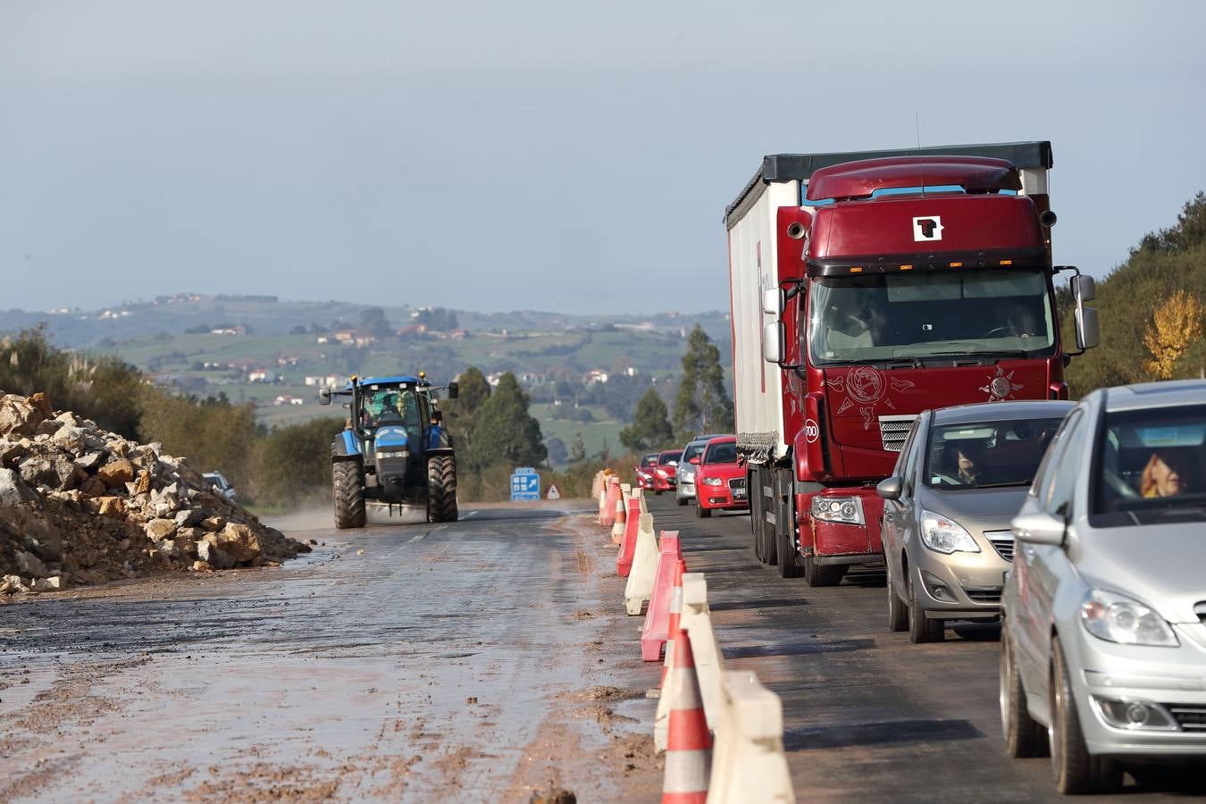 Tras casi una semana cerrada al tráfico por la caída de un argayo de 80.000 toneladas, la A8 ha podido abrirse al tráfico. 