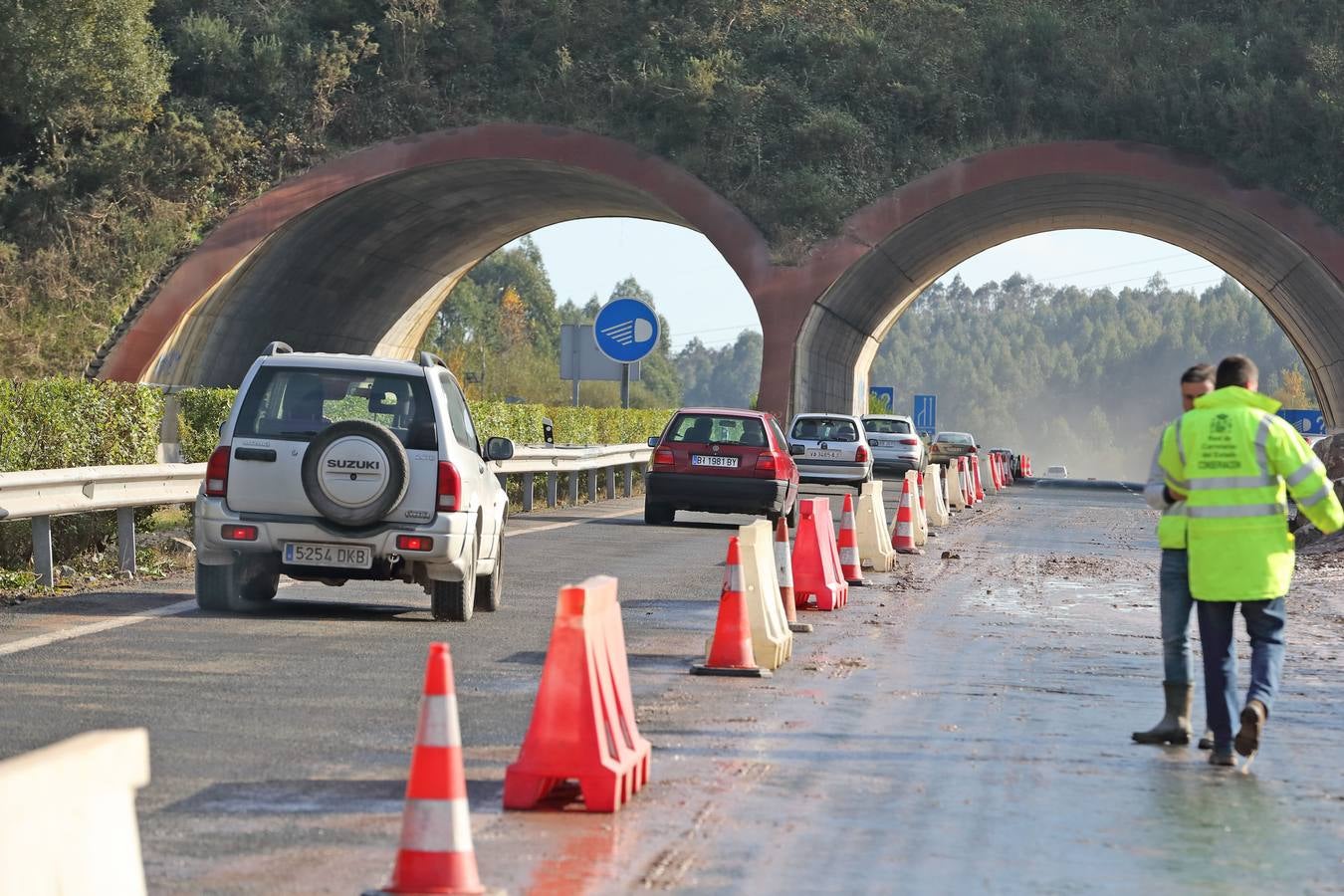 Tras casi una semana cerrada al tráfico por la caída de un argayo de 80.000 toneladas, la A8 ha podido abrirse al tráfico. 