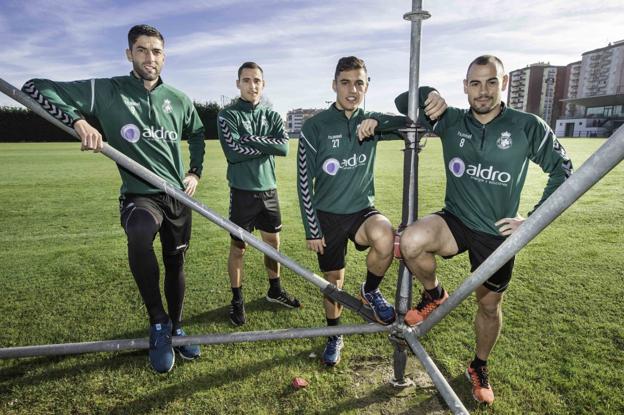  Juanjo Expósito, Víctor Badiola, Pau Miguélez y César Díaz posan en el campo 1 de las Instalaciones Nando Yosu de La Albericia.