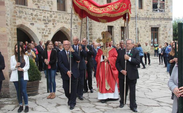 Cofrades de la Santísima Cruz, durante la procesión de las fiestas de la Cruz en septiembre.