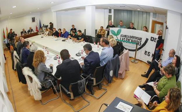 La corporación, reunida en la Sala de Juntas del edificio que acoge ahora las oficinas municipales, justo enfrente de la originaria Casa Consistorial, en la Plaza Baldomero Iglesias. 