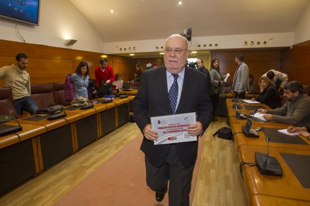 El consejero Juan José Sota abandona la sala de Comisiones del Parlamento tras presentar el Presupuesto. :