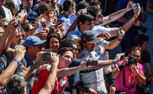 Fernando Alonso, con la afición en el GP de Brasil. 