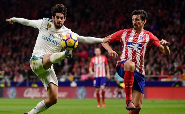 Isco, perseguido por Savic.