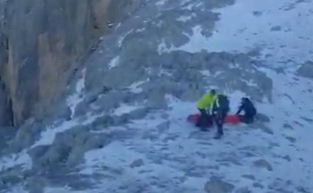 Fallece un montañero vasco al resbalar en el hielo y caer en Picos de Europa