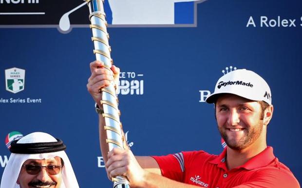 Jon Rahm, con el trofeo de campeón de Dubái. 