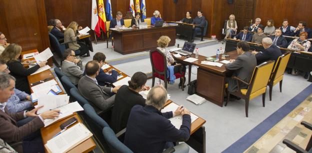 Los concejales del Ayuntamiento de Santander debatieron en un Pleno extraordinario los Presupuestos para el próximo año.