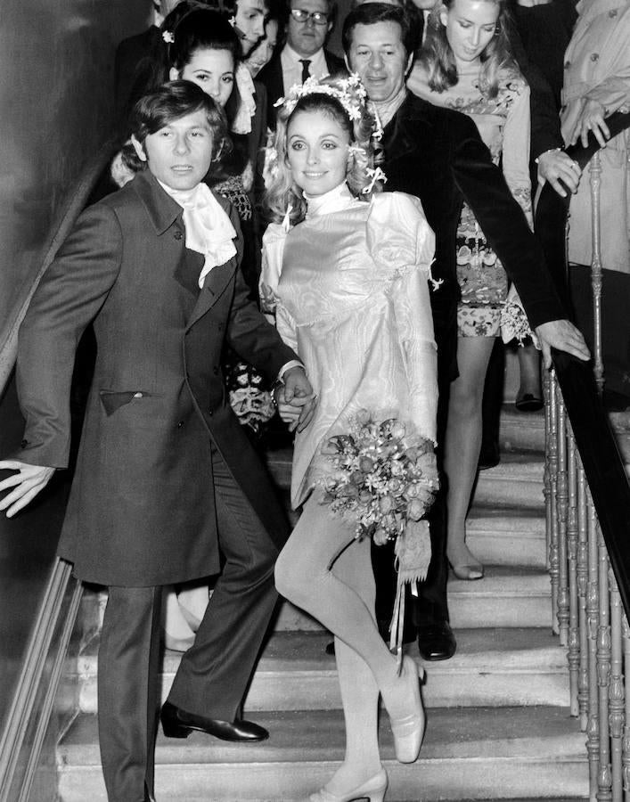 El cineasta francés Roman Polanski (izq.) y la actriz estadounidense Sharon Tate, tras celebrar su boda en el barrio de Chelsea (Londres).