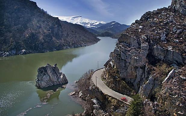 La CA-281 a su paso por La Lastra