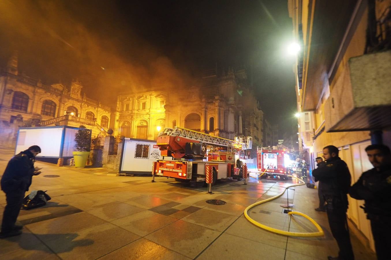 A las cinco de la madrugada, los bomberos acudieron al Museo de Arte Moderno de Santander, donde se declaró un incendio que ya está controlado