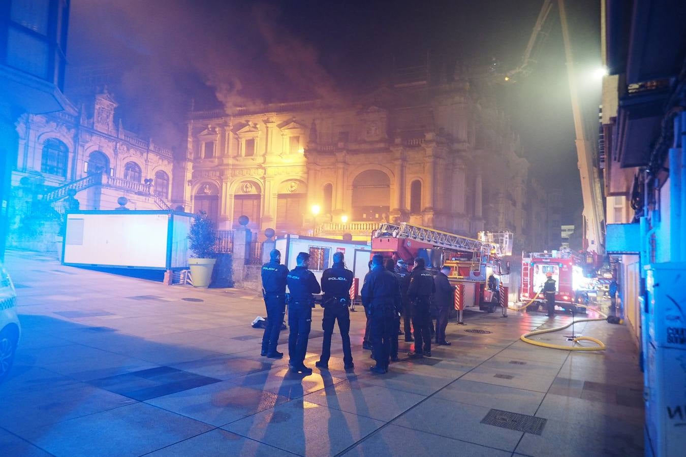 A las cinco de la madrugada, los bomberos acudieron al Museo de Arte Moderno de Santander, donde se declaró un incendio que ya está controlado