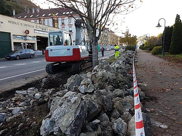 Los operarios comenzaron a derribar el muro el pasado lunes y ayer presentaba este aspecto.