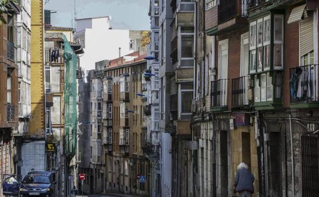 La calle Alta, eje central del barrio y en donde hay numerosas casas en ruina, solares vacíos y edificios sin habitantes. 