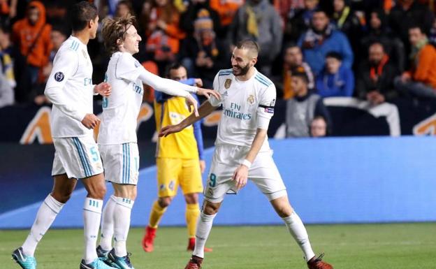 Karim Benzema (d) celebra uno de sus goles. 