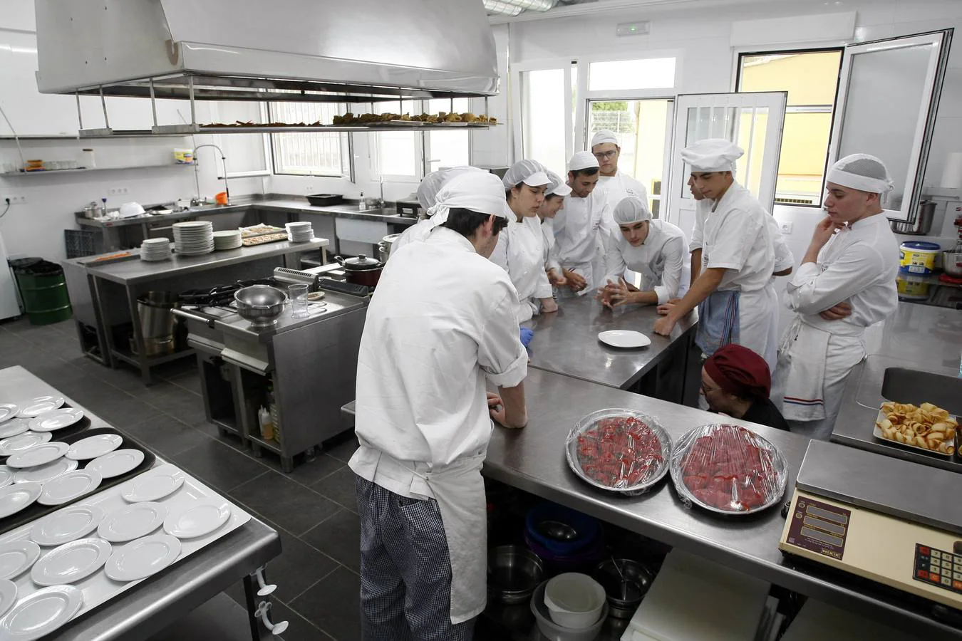 El IES Besaya estrenó este miércoles sus nuevas instalaciones de cocina.